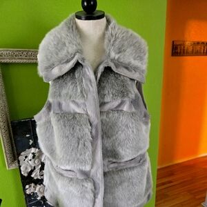 Chic Faux Fur Vest in Gray